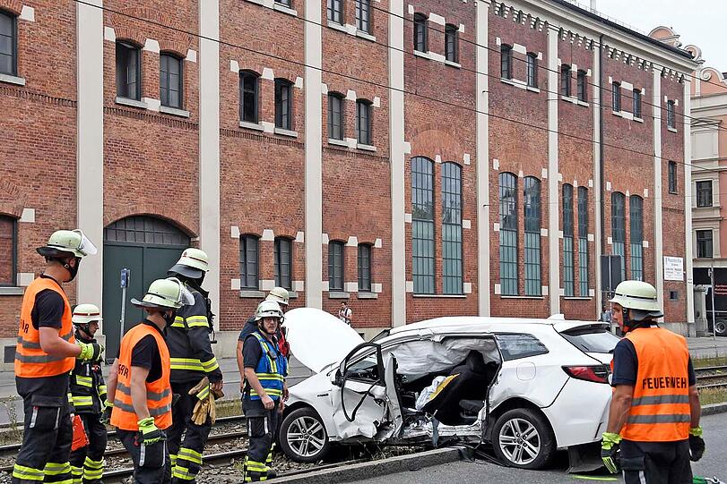 Die Landsberger Straße musste zeitweise in beide Fahrtrichtungen gesperrt werden.