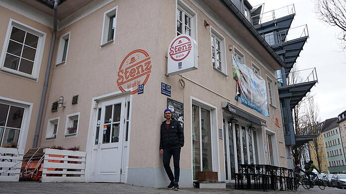 Am Eingang seines Cafés soll einmal die Tiefgarage hin.