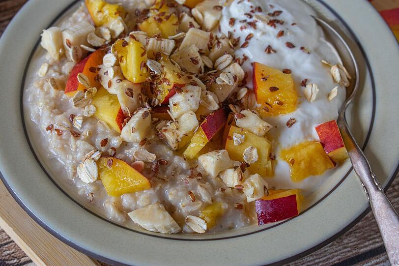 Auch Leinsamen helfen Ihnen beim Start in den Tag. Sie passen wunderbar zu Müsli, Quark, Joghurt, Smoothie oder auch auf Brötchen. Die kleinen Samen wirken vor allem in geschroteter Form und mit viel Flüssigkeit gegen Verstopfung und legen dank ihres hohen Gehalts an Ballaststoffen einen schützenden Film über den Magen-Darm-Trakt. Alternativ eignen sich auch Chiasamen oder Flohsamen. Auch Leinsamen helfen Ihnen beim Start in den Tag. Sie passen wunderbar zu Müsli, Quark, Joghurt, Smoothie oder auch auf Brötchen. Die kleinen Samen wirken vor allem in geschroteter Form und mit viel Flüssigkeit gegen Verstopfung und legen dank ihres hohen Gehalts an Ballaststoffen einen schützenden Film über den Magen-Darm-Trakt. Alternativ eignen sich auch Chiasamen oder Flohsamen.