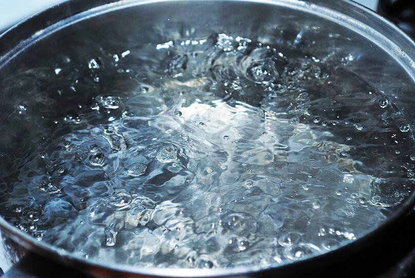 Bedecken Sie Gläser und Deckel - gläserne ebenso wie metallene - in einem Kochtopf vollständig mit Wasser und bringen Sie dieses zum Kochen. Zehn Minuten sollten sich die Behälter in der sprudelnden Hitze befinden. Bedecken Sie Gläser und Deckel - gläserne ebenso wie metallene - in einem Kochtopf vollständig mit Wasser und bringen Sie dieses zum Kochen. Zehn Minuten sollten sich die Behälter in der sprudelnden Hitze befinden.