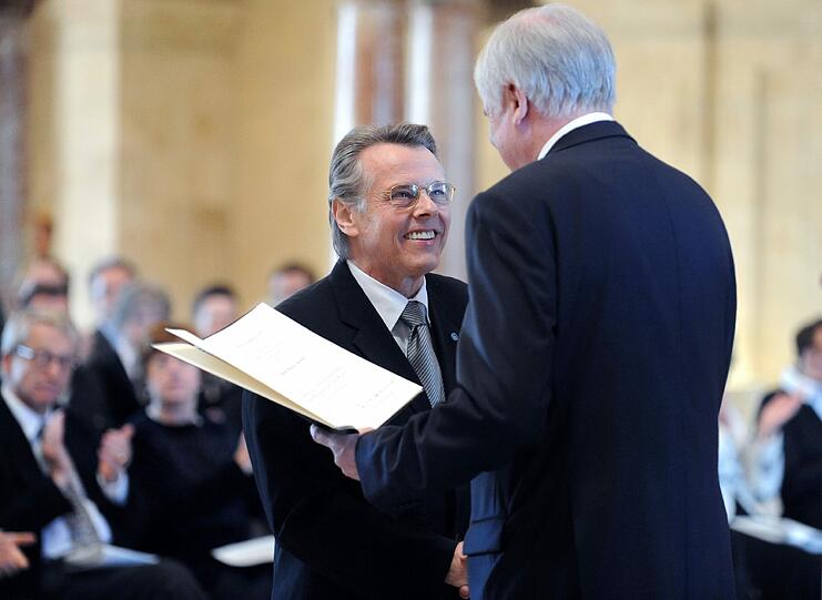 15. April 2011: Grund zur Freude beim Symphonieorchester des Bayerischen Rundfunks: Chefdirigent Mariss Jansons verlängert seinen Vertrag. Er will bis 2015 bleiben. Hier erhält er im November 2011 von Ministerpräsident Horst Seehofer in der Staatskanzlei den Bayerischen Maximiliansorden für Wissenschaft und Kunst, die höchste Auszeichnung des Freistaats.