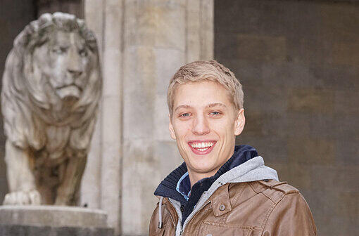 Physikstudent und Grünen-Kandidat zum Stadtrat, Dominik Krause (23): &bdquo;Ich glaube nicht so recht an spezielle Eigenschaften bestimmter Sternzeichen. Aber ich kämpfe wie ein Löwe für meine Vorstellung von einem gerechten München. Ich will ein München, das auch für junge Menschen wieder bezahlbar ist, ganz besonders beim Thema Wohnen. Und ein München, das weltoffen und vielseitig ist. Dafür setze ich mich als Sprecher der Grünen Jugend München und als Kandidat für den Stadtrat ein.&ldquo;