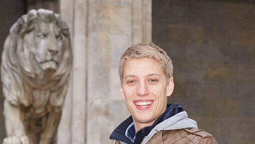 Physikstudent und Grünen-Kandidat zum Stadtrat, Dominik Krause (23): „Ich glaube nicht so recht an spezielle Eigenschaften bestimmter Sternzeichen. Aber ich kämpfe wie ein Löwe für meine Vorstellung von einem gerechten München. Ich will ein München, das auch für junge Menschen wieder bezahlbar ist, ganz besonders beim Thema Wohnen. Und ein München, das weltoffen und vielseitig ist. Dafür setze ich mich als Sprecher der Grünen Jugend München und als Kandidat für den Stadtrat ein.“ Physikstudent und Grünen-Kandidat zum Stadtrat, Dominik Krause (23): „Ich glaube nicht so recht an spezielle Eigenschaften bestimmter Sternzeichen. Aber ich kämpfe wie ein Löwe für meine Vorstellung von einem gerechten München. Ich will ein München, das auch für junge Menschen wieder bezahlbar ist, ganz besonders beim Thema Wohnen. Und ein München, das weltoffen und vielseitig ist. Dafür setze ich mich als Sprecher der Grünen Jugend München und als Kandidat für den Stadtrat ein.“