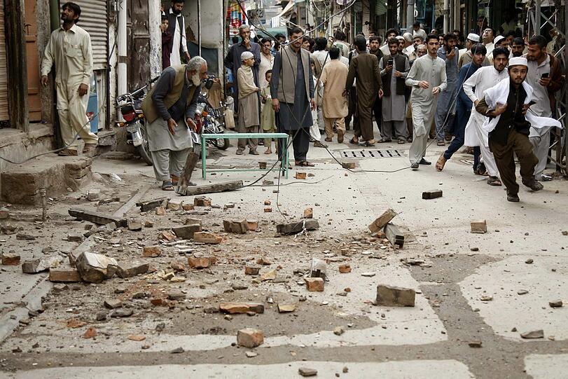 Ein schweres Erdbeben der Stärke 7,7 hat die Hindukusch-Regionen in Afghanistan, Pakistan und Indien erschüttert.
