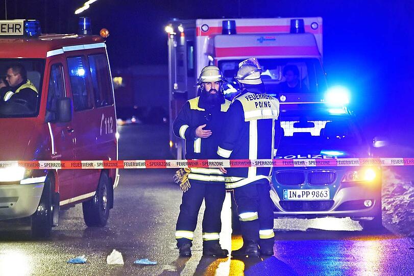 Unschöne Szenen spielten sich bei einem Unfall in Poing ab: Einer Frau wurden die Beine komplett zertrümmert.