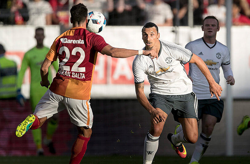 Zlatan Ibrahimovic gelingt bei seinem Debüt für ManUnited ein Traumtor.