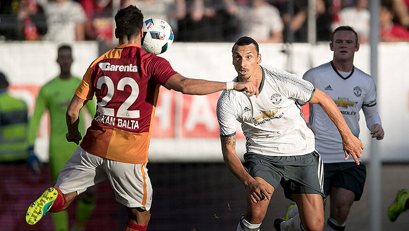 Zlatan Ibrahimovic gelingt bei seinem Debüt für ManUnited ein Traumtor. Zlatan Ibrahimovic gelingt bei seinem Debüt für ManUnited ein Traumtor.