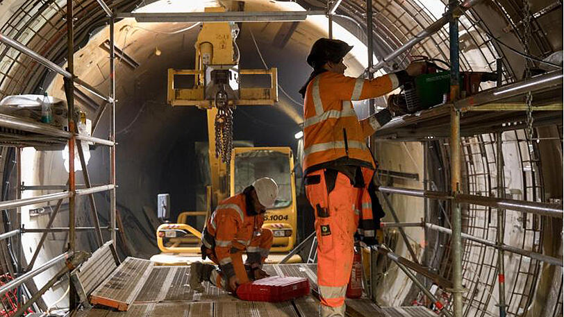 Geschafft: Arbeiter nach dem dem Tunneldurchbruch für die "Kanzler-U-Bahn" am Berliner U-Bahnhof Brandenburger Tor.
