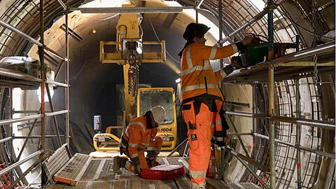 Geschafft: Arbeiter nach dem dem Tunneldurchbruch für die "Kanzler-U-Bahn" am Berliner U-Bahnhof Brandenburger Tor.