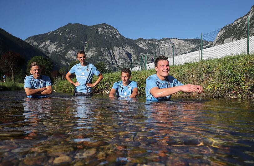 Löwen-Coach Bierofka ließ seine Mannschaft am Ankunftstag gleich nochmal ordentlich schwitzen - dafür gab's zur Belohnung ein Bad im Bach