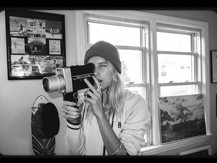 US-Model Dree Hemingway (29) postet hier mal was in Schwarz-Weiß, was an sich ja schon in der allgemeinen Bilderflut eine gewisse Aufmerksamkeit beschert. Noch mehr, weil sie eine Super 8-Kamera in der Hand hält und zumindest so tut, als würde sie damit filmen. Ganz wie der Papa &ndash; Daddy Stephen Crisman ist ja ein bekannter Dokumentarfilmer.