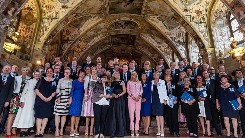 Gruppenbild mit bayerischem Ministerpräsidenten: Markus Söder (CSU, mittlere Reihe Mitte) steht nach der Verleihung des Bayerischen Verdienstordens mit den Ausgezeichneten zusammen.