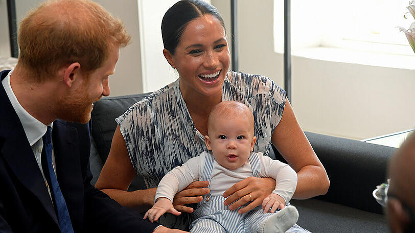 Prinz Harry und Herzogin Meghan präsentieren stolz ihren Nachwuchs