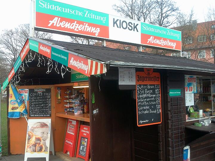Hier gibt es Brezn, Kaffee und die AZ ganz frisch: am Kiosk am Mangfallplatz.