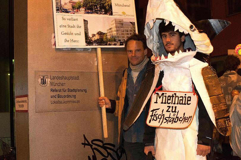 Demonstranten vor der Lokalbaukommission (LBK).