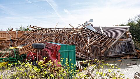 Eine landwirtschaftliche Fahrzeughalle in Berching ist komplett eingestüzt.