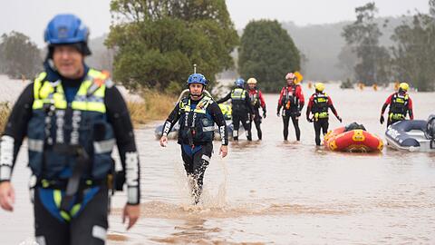 Die Retter sind vor allem mit Schlauchbooten im Einsatz.