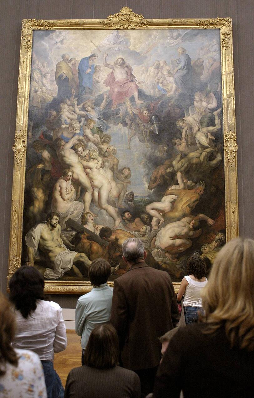 Museumsbesucher bewundern das Gemälde "Das grosse jüngste Gericht" von Peter Paul Rubens in der Alten Pinakothek. Museumsbesucher bewundern das Gemälde "Das grosse jüngste Gericht" von Peter Paul Rubens in der Alten Pinakothek.