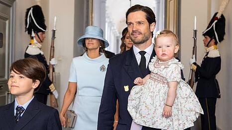 Prinzessin Ines wurde von Papa Prinz Carl Philip zu ihrem vierten &ouml;ffentlichen Auftritt gebracht.