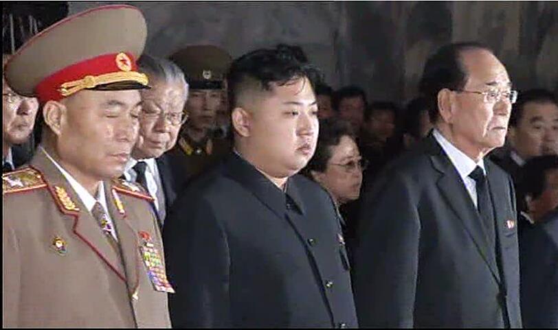 Der Leichnam des verstorbenen nordkoreanisch Diktator Kim Jong Il wurde am Dienstag in einem Glasarg öffentlich aufgebahrt.  Die Bilder von der Trauerfeier!