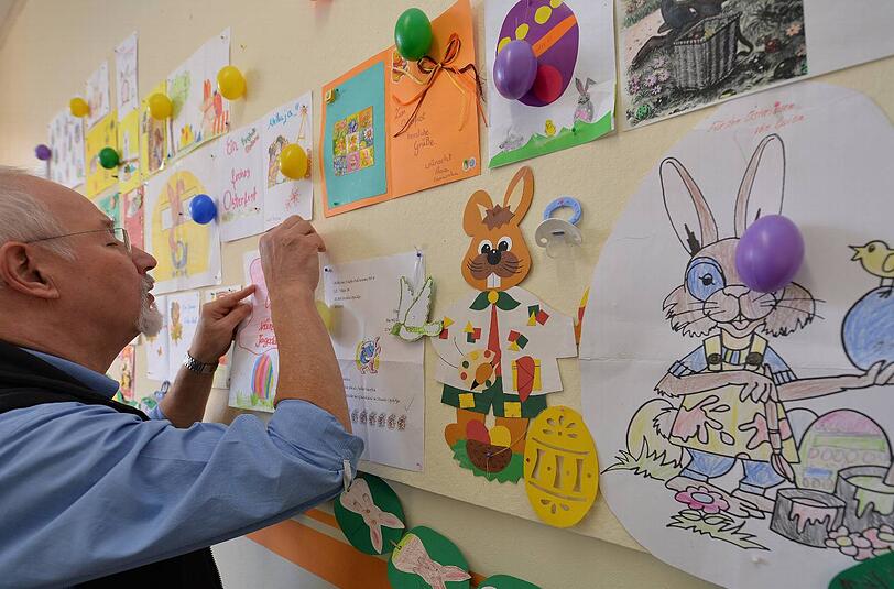Post an Hanni Hase: Im niedersächsischen Ostereistedt haben Hans-Hermann Dunker und seine Helfer in diesen Tagen alle Hände voll zu tun. Sie beantworten Briefe, die Kinder aus aller Welt an Hanni Hase geschrieben haben.