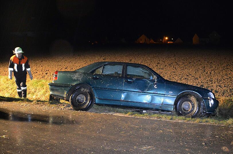 Als Polizei und Feuerwehr am Unfallort ankamen, war vom Fahrer keine Spur. Die Bilder vom Einsatz.