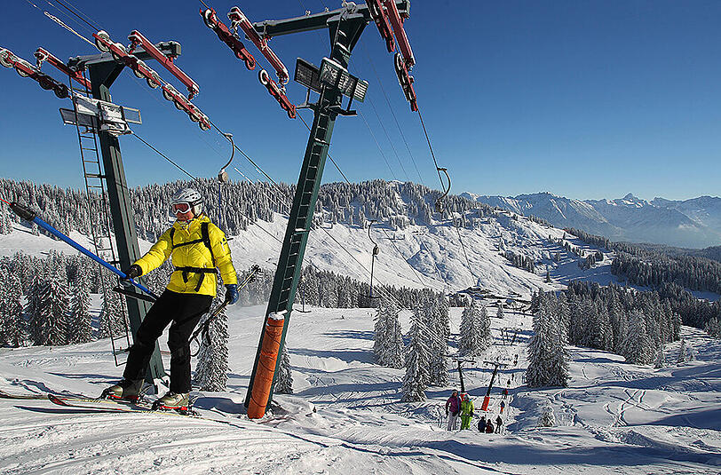 Wintersportler lassen sich am Riedbergpass im Schlepplift den Berg hinaufziehen. Das Skigebiet soll jetzt ausgebaut werden.