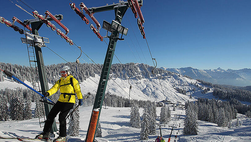 Wintersportler lassen sich am Riedbergpass im Schlepplift den Berg hinaufziehen. Das Skigebiet soll jetzt ausgebaut werden. Wintersportler lassen sich am Riedbergpass im Schlepplift den Berg hinaufziehen. Das Skigebiet soll jetzt ausgebaut werden.