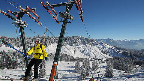 Wintersportler lassen sich am Riedbergpass im Schlepplift den Berg hinaufziehen. Das Skigebiet soll jetzt ausgebaut werden.