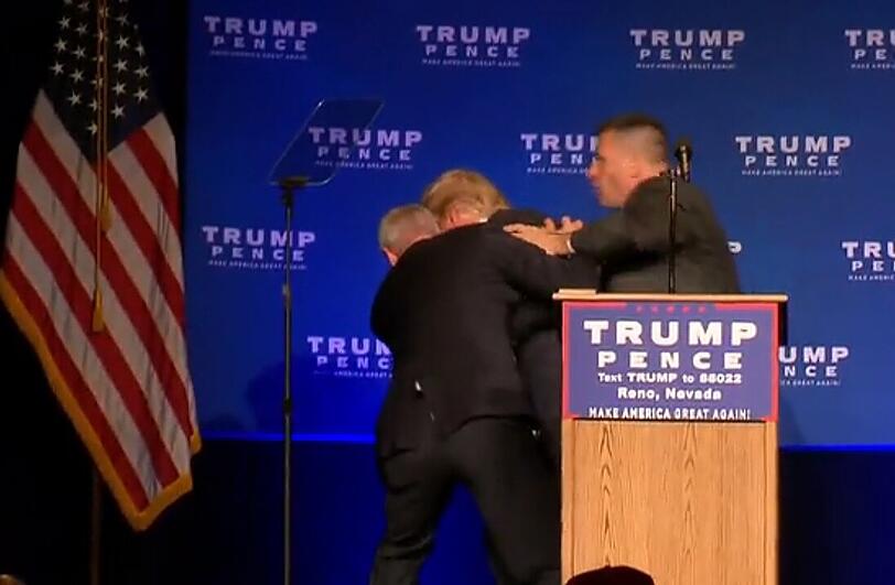 Weil die Sicherheitskräfte ein Attentat befürchten, bringen sie Donald Trump weg.