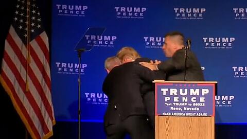 Weil die Sicherheitskräfte ein Attentat befürchten, bringen sie Donald Trump weg.