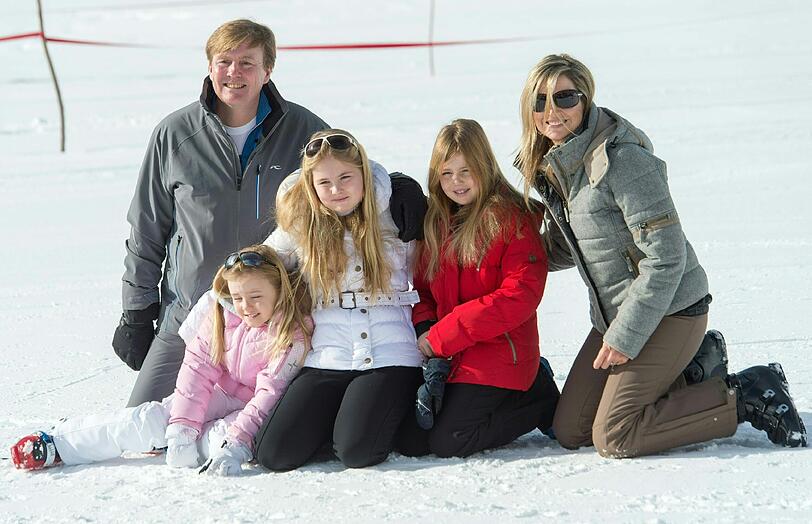 König Willem-Alexander und Maxima mit Amalia, Alexia und Ariane