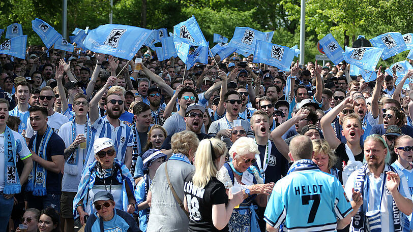 Stimmung pur an der Grünwalder Straße: Die Löwen-Fans beim Public Viewing am Trainingsgelände.