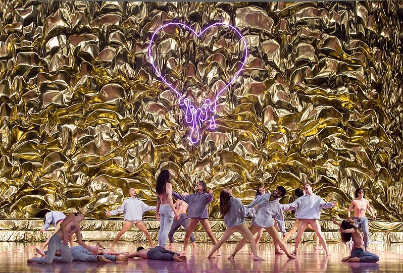 Das Ballett-Ensemble des Gärtnerplatztheaters, das die Figuren aus &bdquo;Romeo und Julia&ldquo; als Gruppe übernimmt.