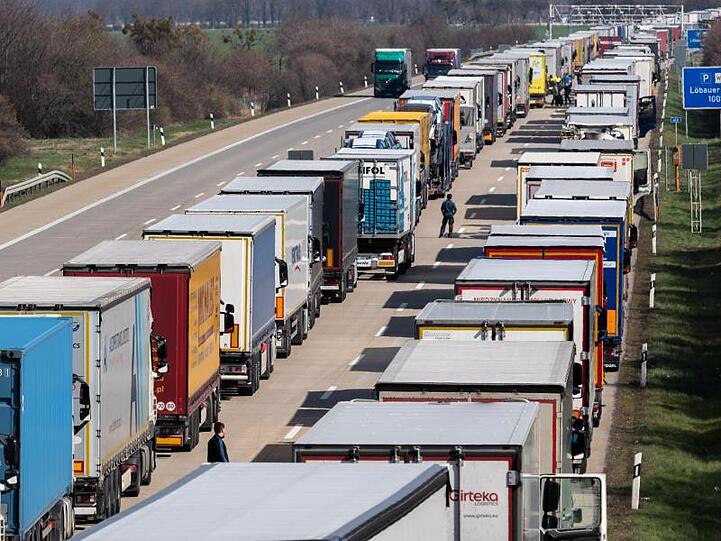 Lkw stauen sich auf der Autobahn 4 bei Bautzen.