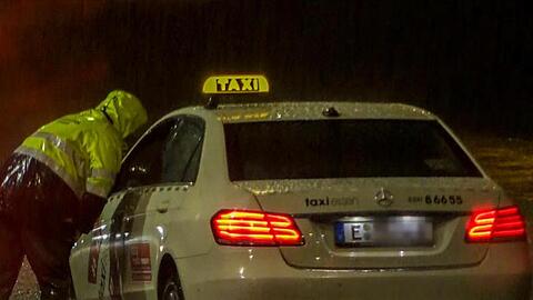 In Essen kam ein Taxi nach einem Starkregen-Guss und einer nachfolgenden Überschwemmung nicht mehr vom Fleck - die Feuerwehr versuchte zu helfen.