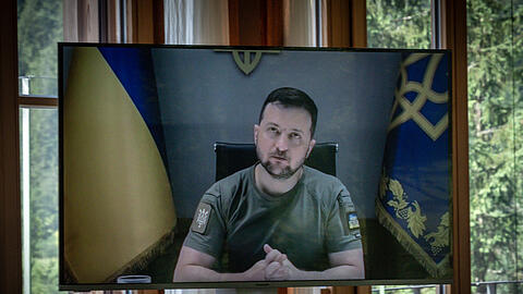 27.06.2022, Bayern, Elmau: Der ukrainische Präsident Wolodymyr Selenskyj ist per Videokonferenz zur Arbeitssitzung der Gipfelteilnehmer dazugeschaltet. Beim G7-Gipfel wirtschaftsstarker Demokratien geht es um die weitere, auch langfristige Unterstützung seines Landes. Außerdem wird es in Beratungen mit den fünf Gastländern Indien, Indonesien, Südafrika, Senegal und Argentinien um die Themen Klimaschutz und die weltweite Ernährungskrise infolge des Ukraine-Kriegs gehen. Foto: Michael Kappeler/dpa +++ dpa-Bildfunk +++
