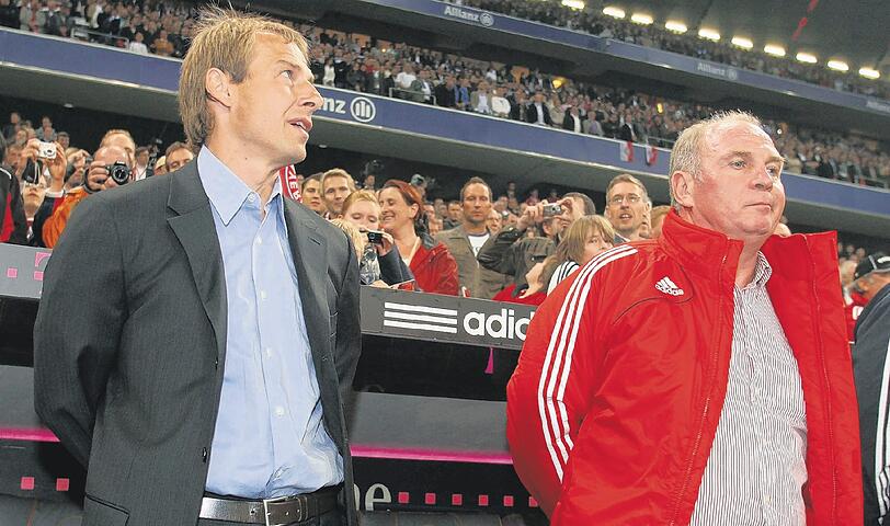 Die neue Rolle des Managers an der Seite von Cheftrainer Jürgen Klinsmann. Uli Hoeneß: &bdquo;Ich schaue mir das Spiel an, beantworte höchstens ein paar Fragen und stehe als Ratgeber zur Verfügung &ndash; mehr nicht.&ldquo; Foto: firo/Augenklick