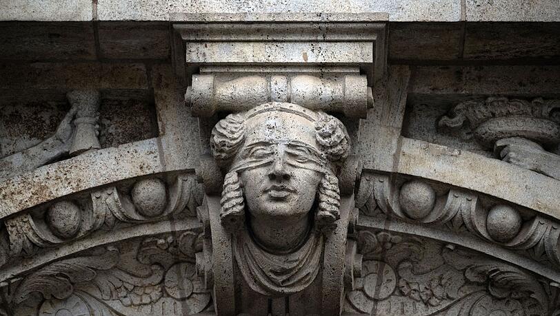 Die Staatsanwaltschaft wirft der 33-Jährigen vor, die Verletzungen des 21 Monate alten Kindes billigend in Kauf genommen zu haben. (Symbolbild)