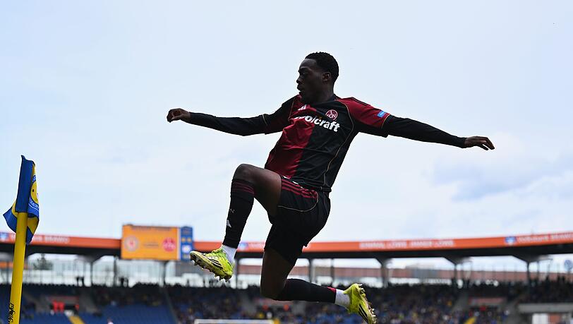 Rabby Nzingoula ist erstmals f&uuml;r den 1. FC N&uuml;rnberg erfolgreich.