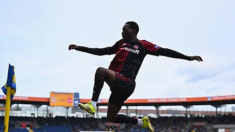 Rabby Nzingoula ist erstmals f&uuml;r den 1. FC N&uuml;rnberg erfolgreich.