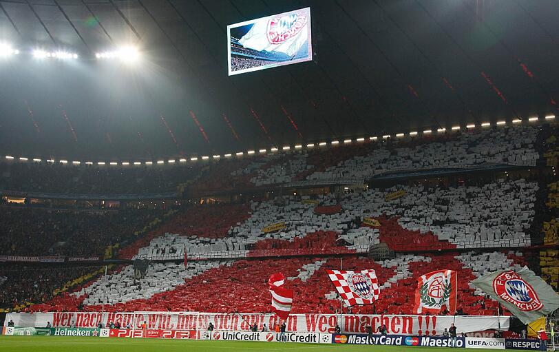 Die Bayern haben am Mittwoch im Champions League-Spiel gegen Neapel nicht nur auf dem Platz, sondern auch auf den Rängen richtig losgelegt. Mit einer beeindruckenden Choreographie und lautstarker Unterstützung peitschten die Fans ihr Team zum Sieg gegen Neapel.