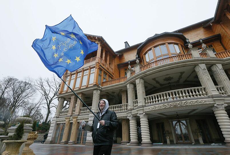 Hier residierte der abgesetzte Präsident der Ukraine, Viktor Janukowitsch. Demonstranten haben seine Prunk-Villa eingenommen und schwenken die europäische Fahne. Die Bilder.