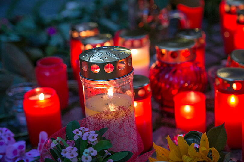 Stille Trauer und ein Zeichen gegen Gewalt: Die Bad Reichenhaller demonstrieren und zünden Kerzen an nach dem Mord in der WM-Nacht.