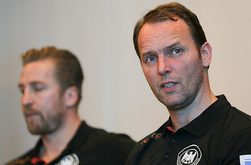 Der Trainer der deutschen Handball-Nationalmannschaft Dagur Sigurdsson (r.) gibt das endgültige Aufgebot des Kaders erst morgen am Tag des ersten deutschen Spiels bekannt. Links: Teammanager Oliver Roggisch