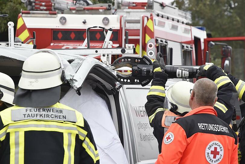 Bei dem Unfall auf der A995 wurde ein Mann verletzt. Die Bilder vom Rettungseinsatz!