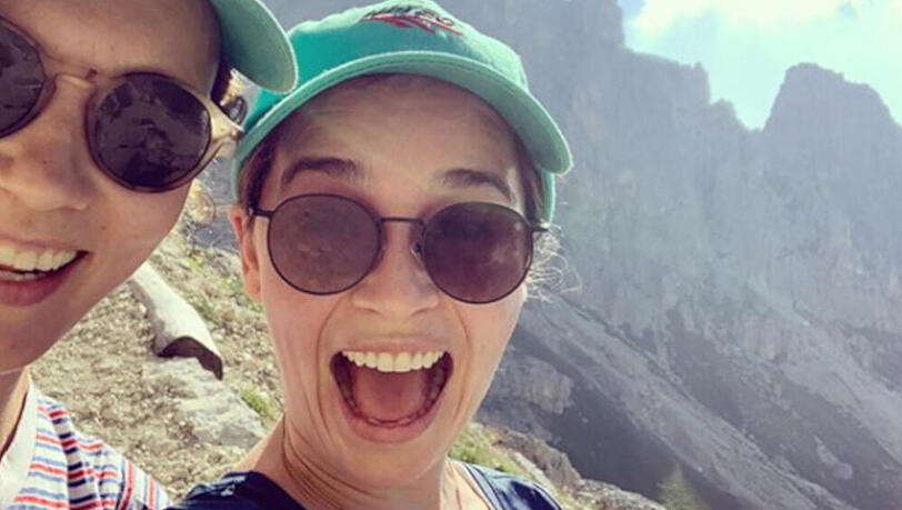 Emilia Clarke strahlt auf dem Berggipfel Emilia Clarke strahlt auf dem Berggipfel