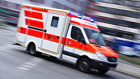 Für die Frau kam jede Hilfe zu spät, sie starb noch am Unfallort. (Symbolbild)
