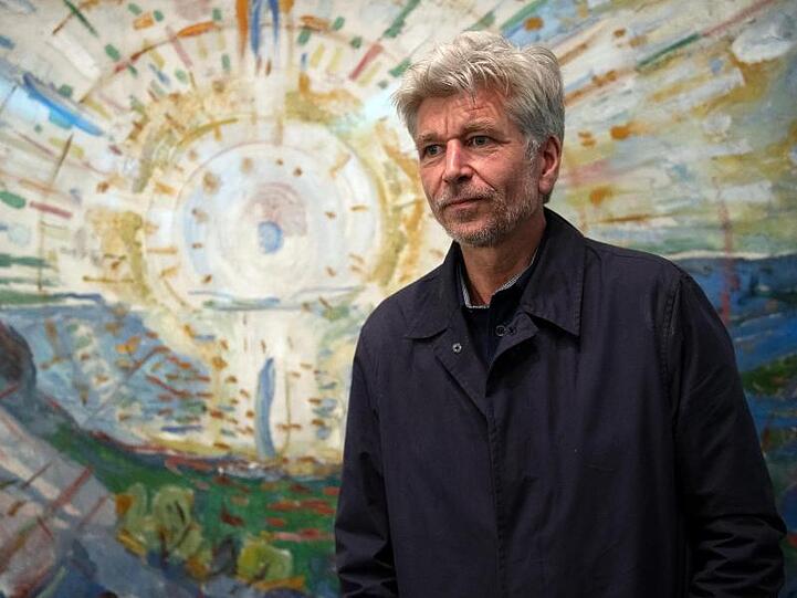 Karl Ove Knausgaard vor Munchs Bild "Die Sonne" aus dem Jahr 1912.