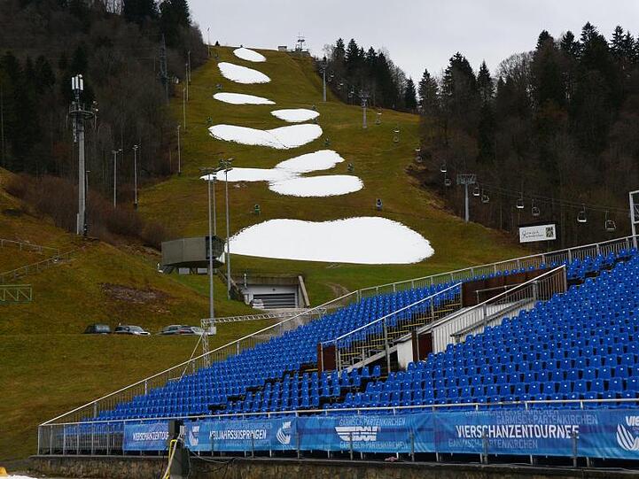 Nur kleine Schneeflecken sind im Skistadion von Garmisch-Partenkirchen (Bayern) zu sehen. Foto: Hartmut Reeh/dpa/Archivbild
